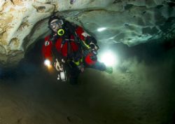 Diver in Engelbrechts Cave, South Australia. Remote slave... by Richard Harris 